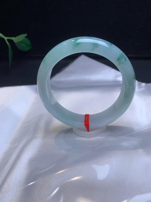 620371，54.5冰飘花手镯，一半飘花。整体清新干净，润润的 商品图0