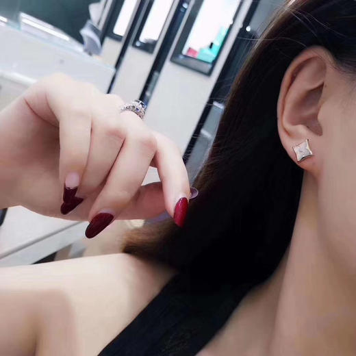 LOUIS VUITTON LV COLOR BLOSSOM精致 白贝母耳钉 女款（SJ） 商品图3