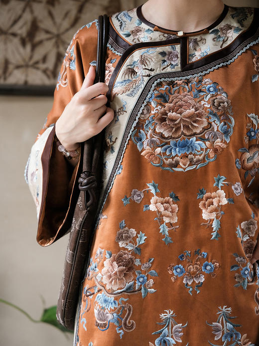 盛唐牡丹盛奢系列|真丝香云纱斜襟牡丹团纹手绣外套-橘色(特殊商品不退不换) 商品图2