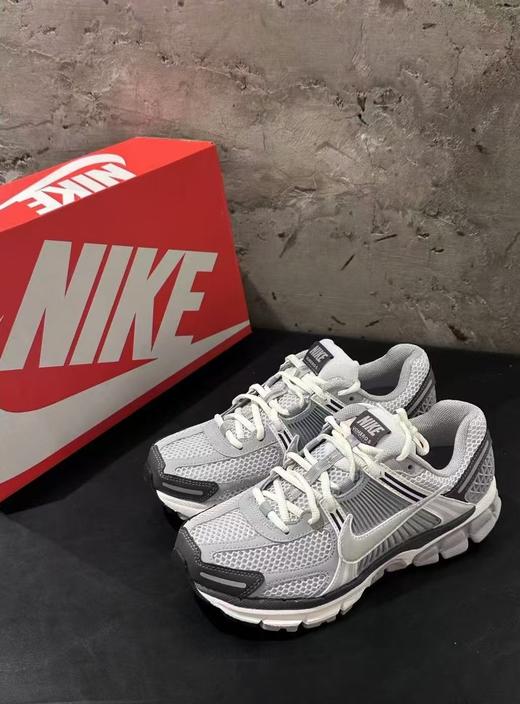 【奥特莱斯门店直发】独家线下专柜款｜Nike Zoom Vomero 5 商品图2