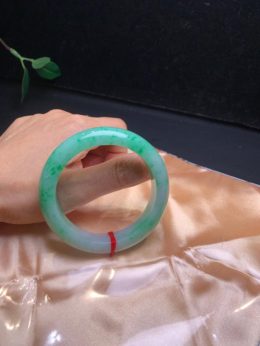 620372，54.7满绿底手镯、接近满绿了，整圈带绿底的、干净清爽，底子均匀 商品图5