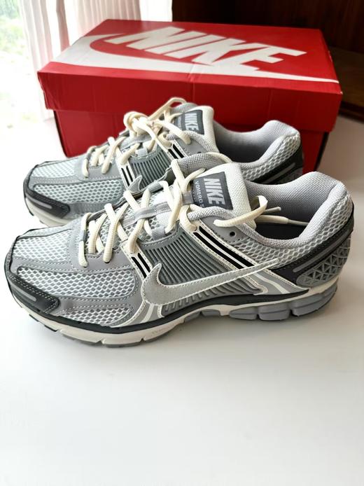 【奥特莱斯门店直发】独家线下专柜款｜Nike Zoom Vomero 5 商品图1