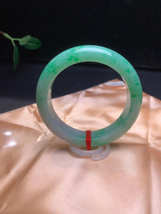 620372，54.7满绿底手镯、接近满绿了，整圈带绿底的、干净清爽，底子均匀 商品图1