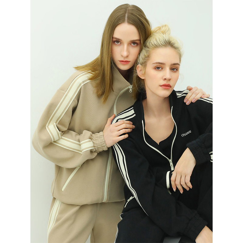 COCOBELLA时尚学院风字母刺绣外套女撞色条纹运动休闲上衣SC45