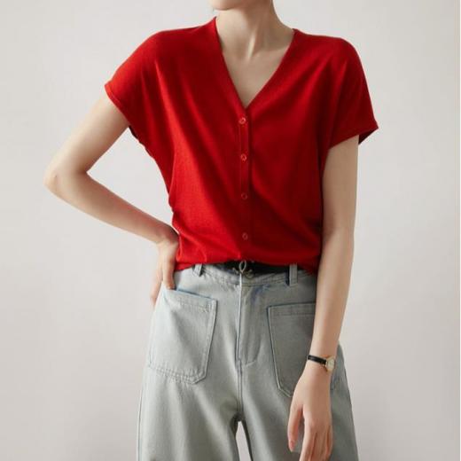 百媚生 16针丝光洋毛打褶收腰V领小飞袖针织上衣 商品图1