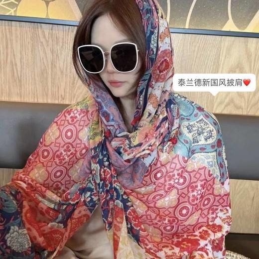 去沙漠 去川西旅游必备【新国风披肩】能防晒~能遮阳!主要拍照尊嘟巨美，盘扣的搭配元素十多巴胺花色，真的一整个被精致住了，头巾"披肩"小褂子·解锁它的多种围法!可盐可甜可乖可纯 商品图0