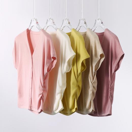 百媚生 16针丝光洋毛打褶收腰V领小飞袖针织上衣 商品图3