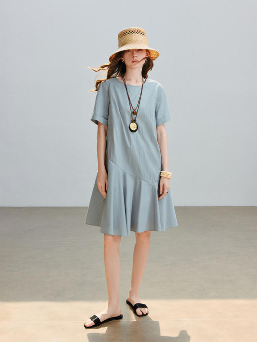 初语肌理感圆领宽松连衣裙女2025夏季新款不规则拼接度假风中裙 商品图3