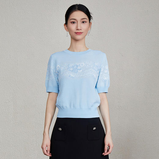 「自」全新升级【铂金会员293/天猫399/差价106】(50908)洛诗琳重工浮雕绣花圆领短袖2025夏季时尚减龄百搭针织T恤 商品图2