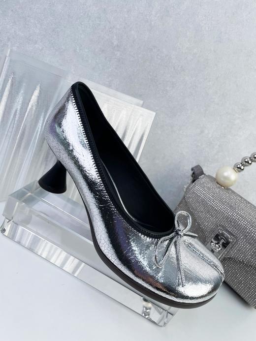 westory2024春季新款小蛮腰中跟分趾鞋金色蝴蝶结单鞋女真皮W24AE56691 商品图3