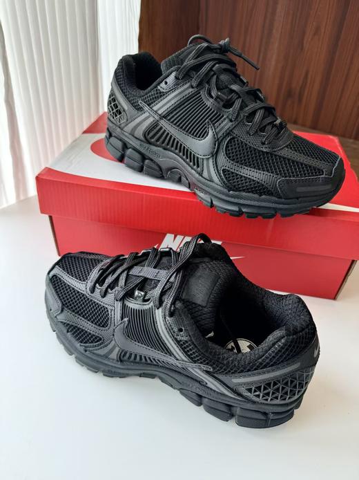 【奥特莱斯门店直发】独家线下专柜款｜Nike Zoom Vomero 5 商品图0