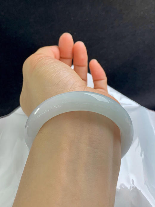 620377，55.3圈口，糯化白月光正圈平安镯，种水好，底子底子细润 商品图5