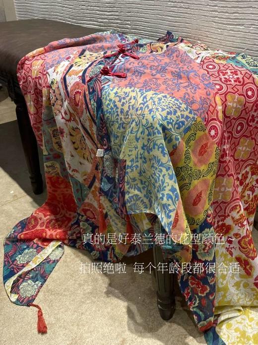 去沙漠 去川西旅游必备【新国风披肩】能防晒~能遮阳!主要拍照尊嘟巨美，盘扣的搭配元素十多巴胺花色，真的一整个被精致住了，头巾"披肩"小褂子·解锁它的多种围法!可盐可甜可乖可纯 商品图2