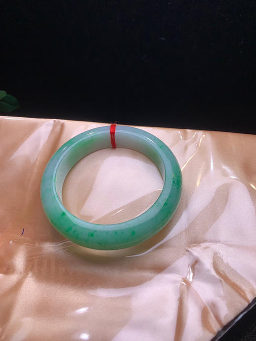 620372，54.7满绿底手镯、接近满绿了，整圈带绿底的、干净清爽，底子均匀 商品图4