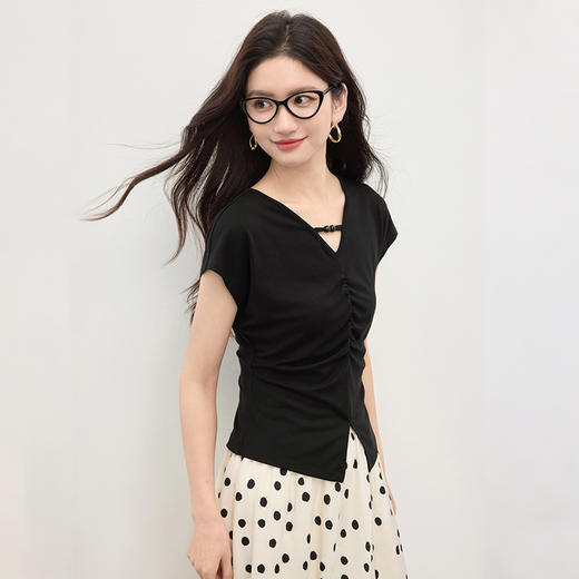 熙世界莱赛尔黑色短袖t恤女夏季收腰抽褶修身别致开叉短款V领上衣 商品图4