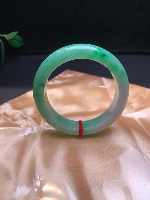 620372，54.7满绿底手镯、接近满绿了，整圈带绿底的、干净清爽，底子均匀 商品图2