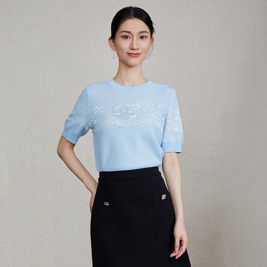 「自」全新升级【铂金会员293/天猫399/差价106】(50908)洛诗琳重工浮雕绣花圆领短袖2025夏季时尚减龄百搭针织T恤 商品图0