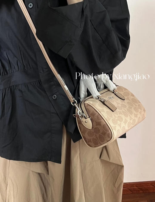 COACH蔻驰 Rowan 18 品牌徽标可拆卸肩带 PVC 波士顿包单肩斜挎手提包-小号女款-奶茶色！人生第一个轻奢包 商品图7