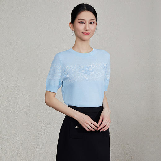 「自」全新升级【铂金会员293/天猫399/差价106】(50908)洛诗琳重工浮雕绣花圆领短袖2025夏季时尚减龄百搭针织T恤 商品图1