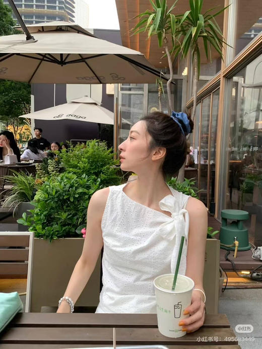 法式优雅无袖镂空绣花小衫 商品图3