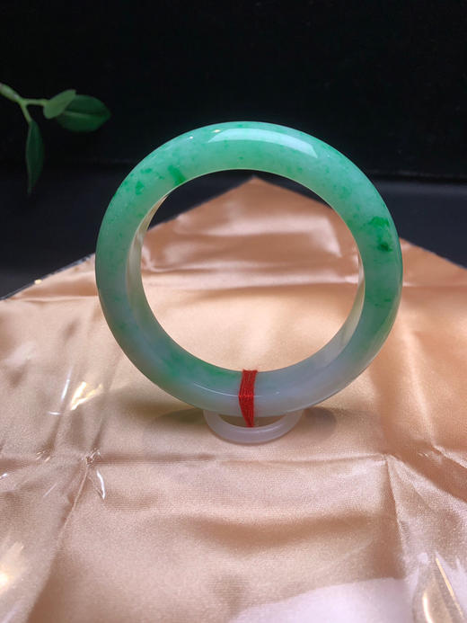 620372，54.7满绿底手镯、接近满绿了，整圈带绿底的、干净清爽，底子均匀 商品图3