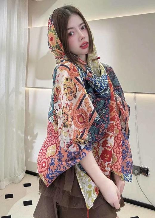 去沙漠 去川西旅游必备【新国风披肩】能防晒~能遮阳!主要拍照尊嘟巨美，盘扣的搭配元素十多巴胺花色，真的一整个被精致住了，头巾"披肩"小褂子·解锁它的多种围法!可盐可甜可乖可纯 商品图5