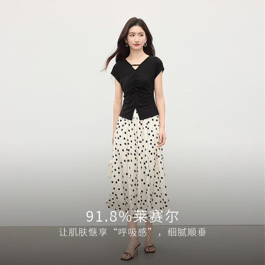 熙世界莱赛尔黑色短袖t恤女夏季收腰抽褶修身别致开叉短款V领上衣 商品图3