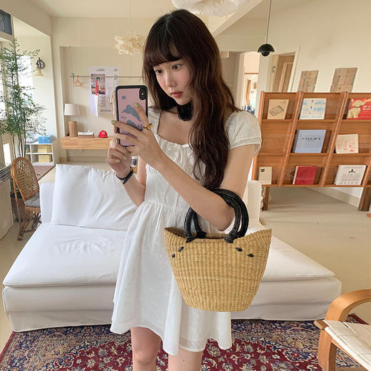 西遇方领白色连衣裙女夏季新款系带蝴蝶结刺绣薄纱A字裙SS051070 商品图4