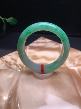 620372，54.7满绿底手镯、接近满绿了，整圈带绿底的、干净清爽，底子均匀