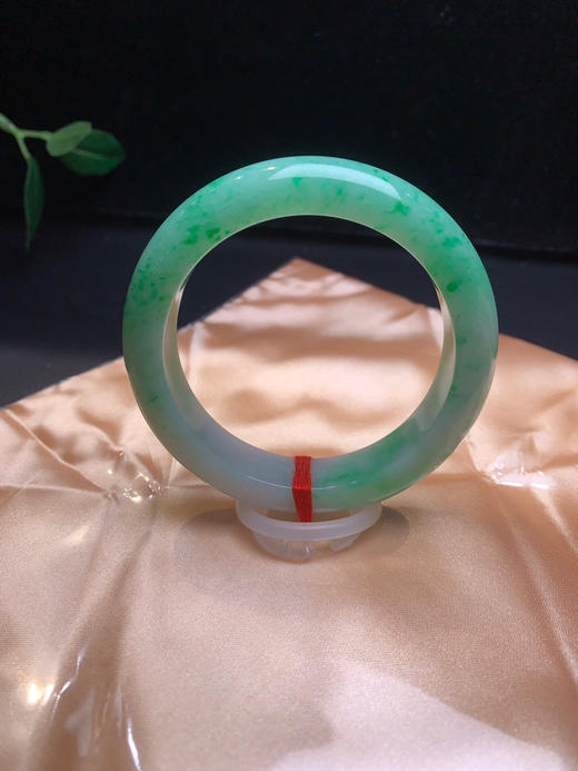 620372，54.7满绿底手镯、接近满绿了，整圈带绿底的、干净清爽，底子均匀 商品图0