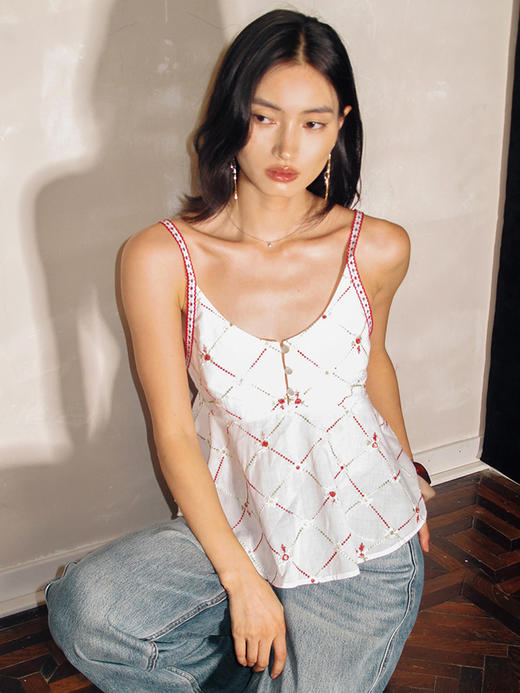 TR她热 野莓甜筒 白色碎花刺绣镂空显瘦百搭蛋糕吊带背心上衣 商品图3