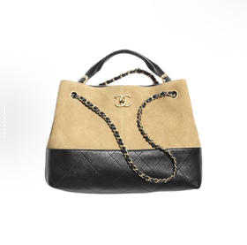 CHANEL 香奈儿25A高级手工坊 皮穿链麂皮购物包 美拉德色系自带复古滤镜 背出街直接封神～慵懒松弛感拉满，随手一挎就很有范儿，出片率 100%