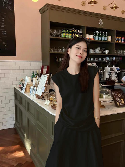 ✨ 法式优雅，轻盈一夏！【定制小飞袖长裙套装来啦】 ✨小飞袖： 遮手臂拜拜肉，显瘦小心机！ 长裙： 优雅飘逸，行走间自带仙气！ 商品图1