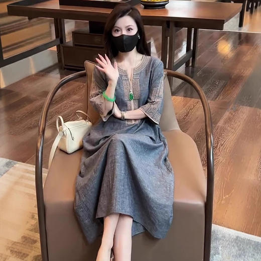 雀说新中式国风刺绣V领连衣裙新款宽松显瘦休闲气质长裙AL8066 商品图2