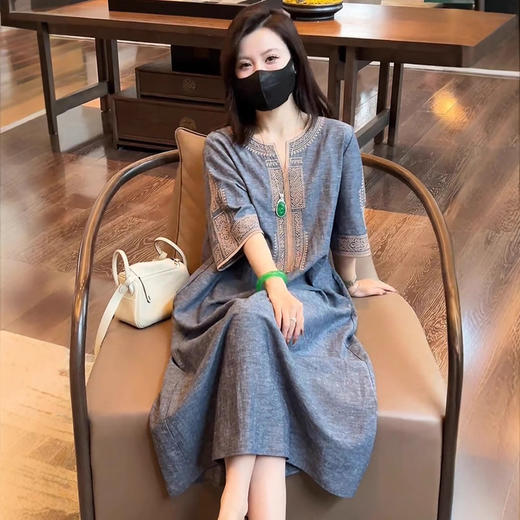 雀说新中式国风刺绣V领连衣裙新款宽松显瘦休闲气质长裙AL8066 商品图0