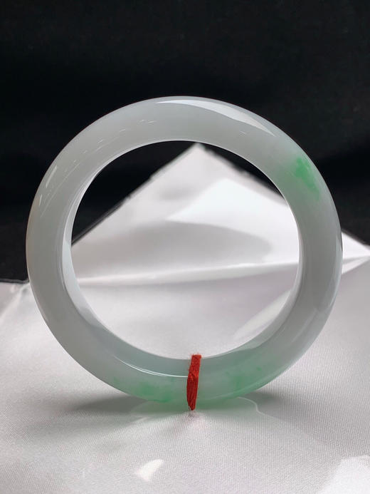 620392，57.8圈口，细糯化飘绿正圈平安镯，白底飘阳绿，底子细润有水，飘甜绿色，干净清爽 商品图3