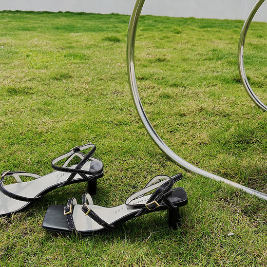 BIUCILI 原创设计非对称一字带凉鞋 商品图2