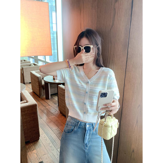 <曾小咸推荐>夏季透气短袖T恤V领条纹宽松上衣 商品图2