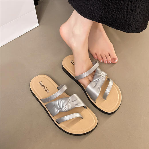 【可甜可酷！日常通勤】法式小众高级感平底拖鞋女外穿夏季新款时尚休闲套趾沙滩凉拖。ry 商品图4