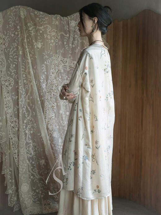 Mutedance  月白色花卉刺绣真丝长外套 商品图3