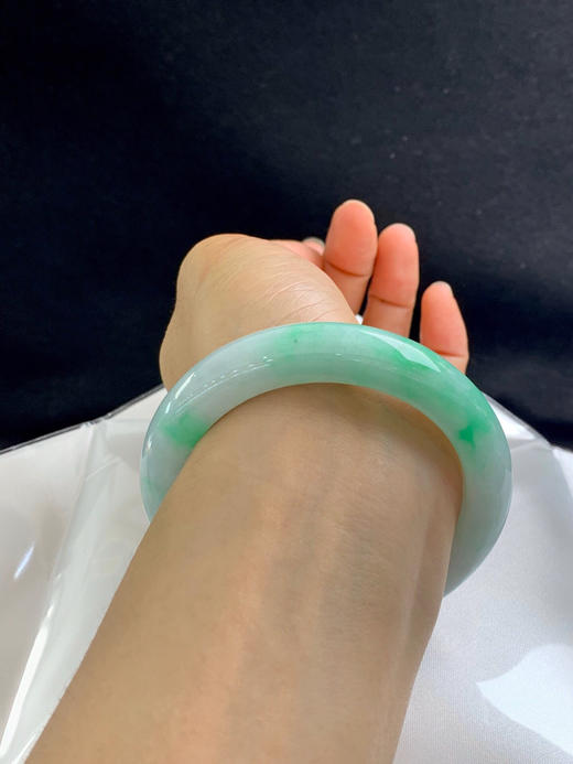 620391，57.5圈口，飘绿正圈平安镯，白底飘阳绿，条形厚装 商品图5