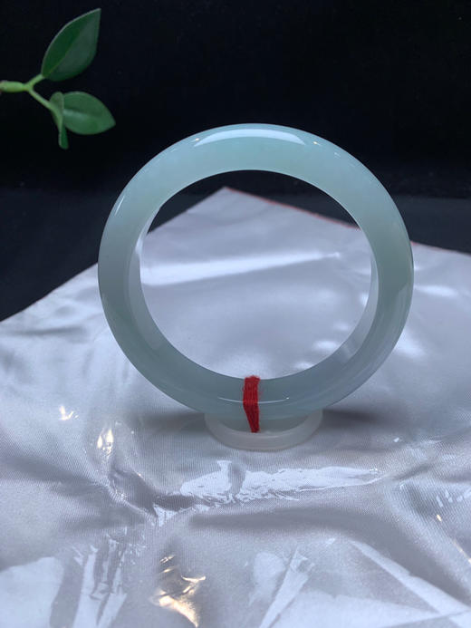 620390，55.7冰绿底手镯，冰润浅绿底色，很清新秀气 商品图0