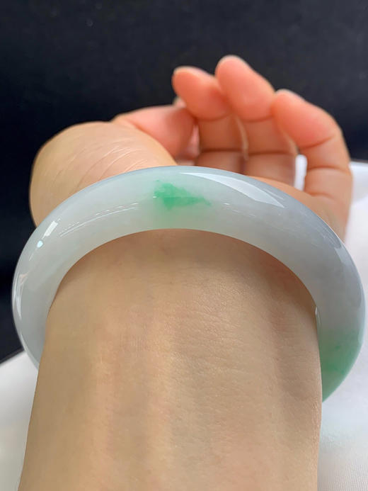 620392，57.8圈口，细糯化飘绿正圈平安镯，白底飘阳绿，底子细润有水，飘甜绿色，干净清爽 商品图5