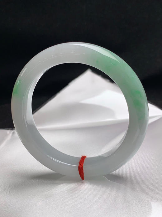 620392，57.8圈口，细糯化飘绿正圈平安镯，白底飘阳绿，底子细润有水，飘甜绿色，干净清爽 商品图2