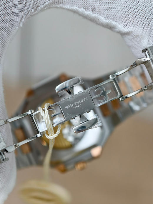 PPF factory2025年新作—PP百达翡丽Cubitus系列5821“小电视”—新时代的优雅运动腕表标杆！
<表壳>独树一帜的方形圆角表壳设计，采用鹦鹉螺的两层壳体结构，与表链高度一体化❕❕❕ 商品图6