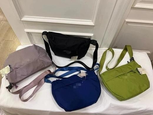 2款多色可选！【mon*t bell单肩斜挎包/手机包】内里隔层，可分区放置；防水尼龙面料，超轻包身+纯色设计，随心选择！可调节肩带，解锁多种背法，能斜挎、能单肩能当胸包~ 商品图1