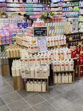 【伯纳乌洗发水】胖东来断货王拿下了!植物精粹养护+11重氨基酸成分添加，柔和呵护头皮，温和养发，两款可选，水润去屑(油头姐妹选它)/清盈柔顺(毛躁受损发质选它)