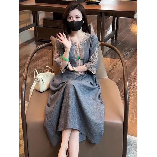 雀说新中式国风刺绣V领连衣裙新款宽松显瘦休闲气质长裙AL8066 商品图5