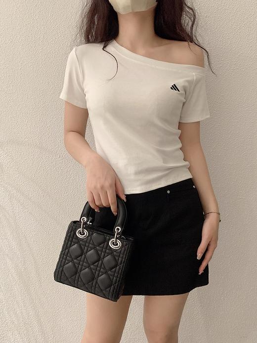 【GZ】无忧购“清仓大促”一字肩斜领小刺绣图案修身显瘦短款T恤9552（截单后3-5天发货) 商品图0