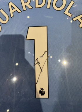 瓜迪奥拉曼城亲签2021-22赛季主场球衣